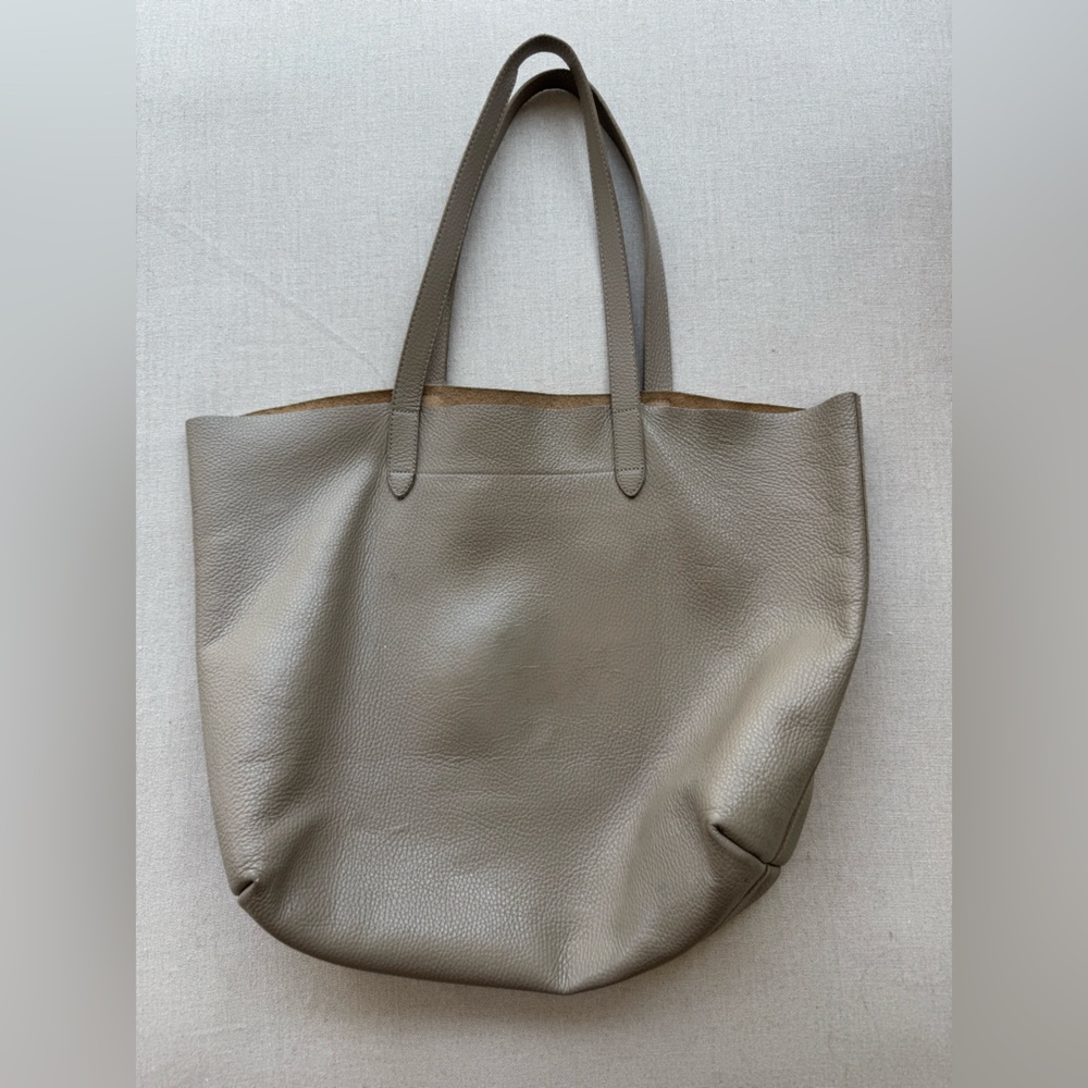 Cuyana Classic Leather Tote Pebbled Stone
